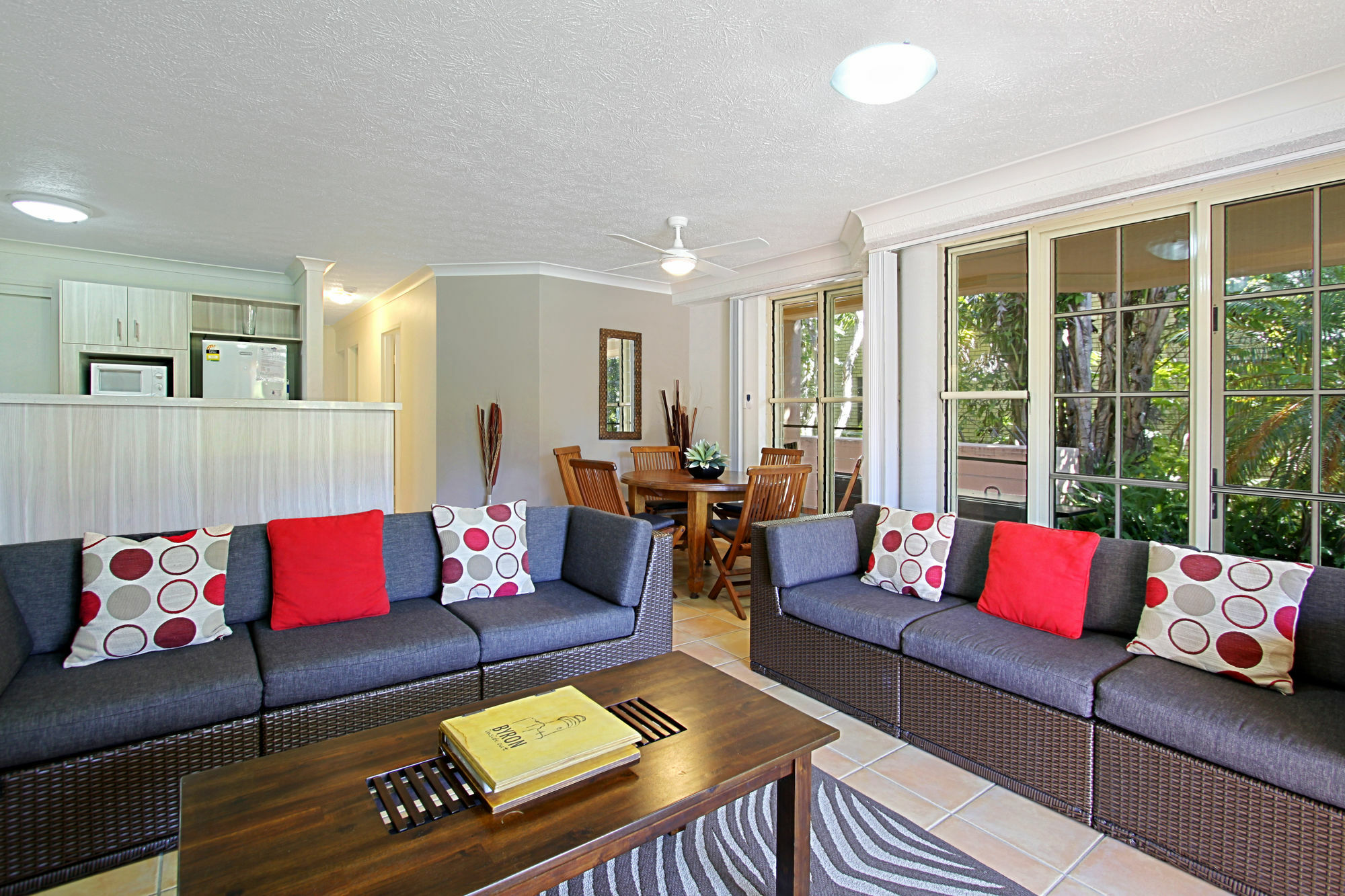 Sea Breeze On Main Beach Byron Bay Exterior photo